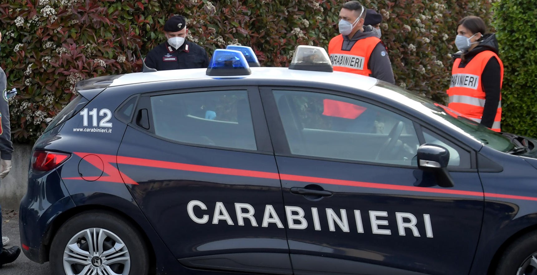 “Ho ucciso mia moglie”: è questo il sunto di quanto un uomo che si è presentato nella notte alla caserma di Cassano d’Adda, nel milanese, ha raccontato ai Carabinieri. I militari sono andati sul posto, ad Albignano, frazione di Trucazzano, e nel frattempo hanno anche allertato il 118. Per la donna, di 47 anni, non c’è stato nulla da fare: era già morta. Secondo la prima ricostruzione, per un colpo di arma da fuoco.
ANSA/ANDREA CANALI