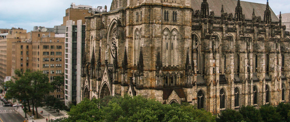 A New York malati anche in cattedrale. “Se serve, sepolture nei parchi”