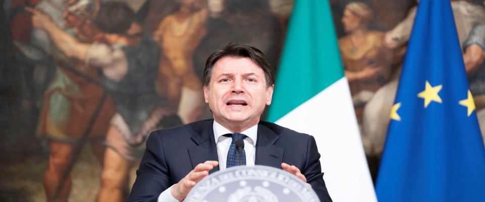 Conte parla, anzi no. I social si scatenano sul ritardo del presidente del Consiglio