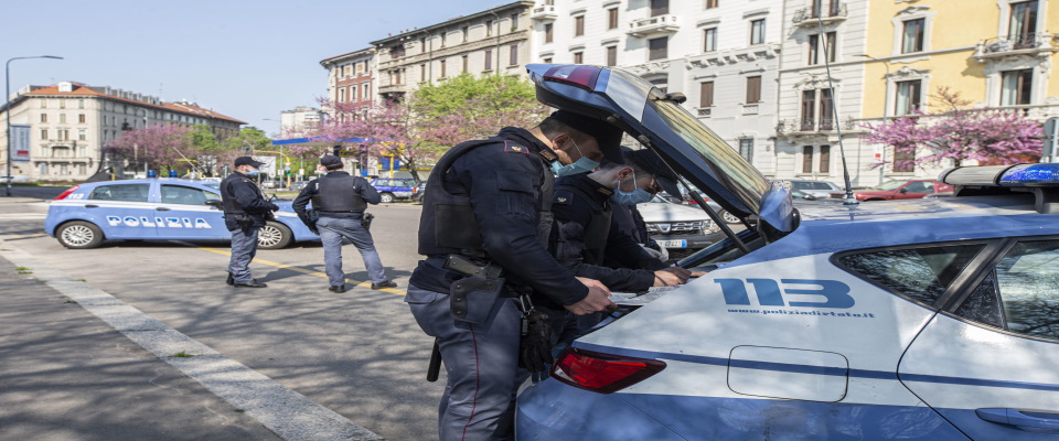 Controlli di polizia, altre diecimila multe, 57 denunce. Pizzicati 32 positivi a spasso per la città