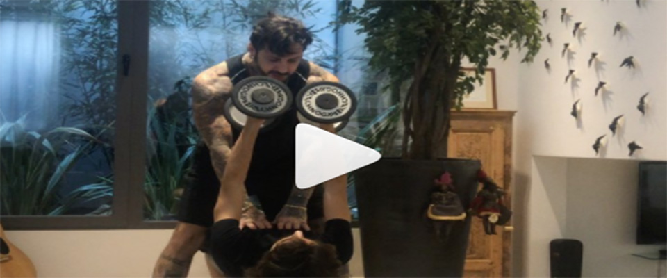 Fabrizio Corona ospita il personal trainer in barba ai divieti: scatta la diffida