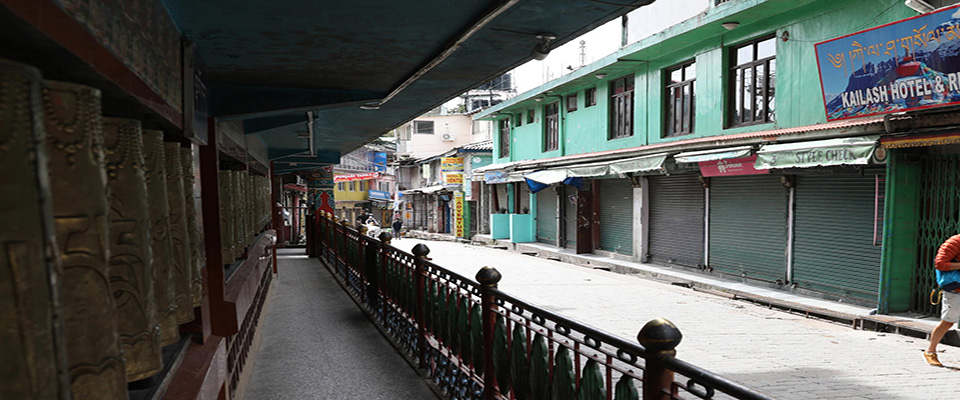 epa08355063 A person wearing a protective face mask walks near closed shops during lockdown at McLeod Ganj near Dharamshala, India, 10 April 2020. Indian Prime Minister Narendra Modi has declared a nationwide 21-day lockdown across India that started on 24 March 2020 to stem the widespread of the SARS-CoV-2 coronavirus which causes the COVID-19 disease.  EPA/SANJAY BAID