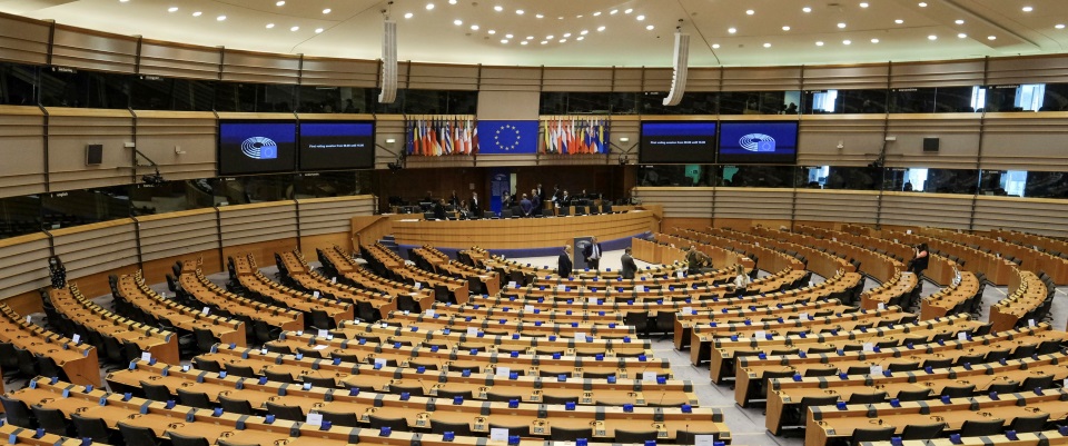 Europarlamento, maggioranza spaccata sul Mes e Recovery Bond: il Pd dice sì, il M5S in ordine sparso