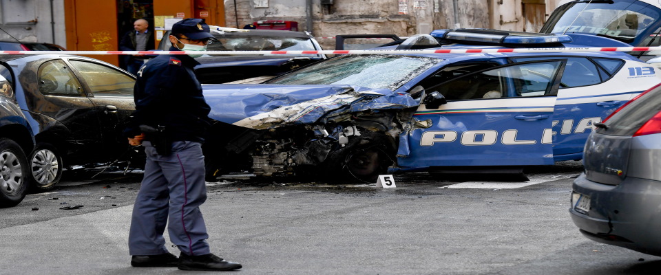 La  scena , in Calata Capodichino a Napoli, dello scontro frontale tra un’auto della polzia e l’auto di rapinatori che gliagenti hanno tentato di bloccare. Uno dei poliziotti e’ morto e l’atro e’ rimasto ferito. Feriti ed arresatati anche due rapinatori, 27 aprila 2020
ANSA / CIRO FUSCO