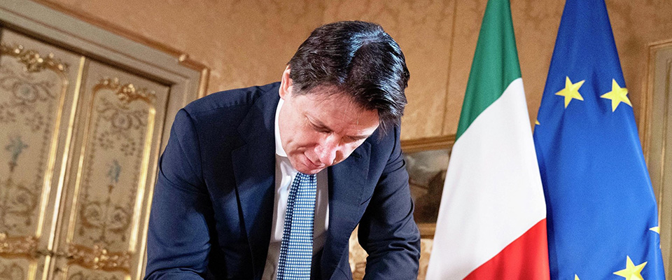 Ilpremier Giuseppe Conte si prepapra per un incontro con il ministro dell’Economia Roberto Gualtieri e i capi delegazione di maggioranza, Roma , 24 aprile 2020. L’incontro precede il Consiglio dei ministri convocato per l’approvazione del documento di economia e finanza e della relazione al Parlamento sullo scostamento di bilancio. ANSA/US
+++ ATTENZIONE LA FOTO NON PUO’ ESSERE PUBBLICATA O RIPRODOTTA SENZA L’AUTORIZZAZIONE DELLA FONTE DI ORIGINE CUI SI RINVIA +++ ++ HO – NO SALES, EDITORIAL USE ONLY ++