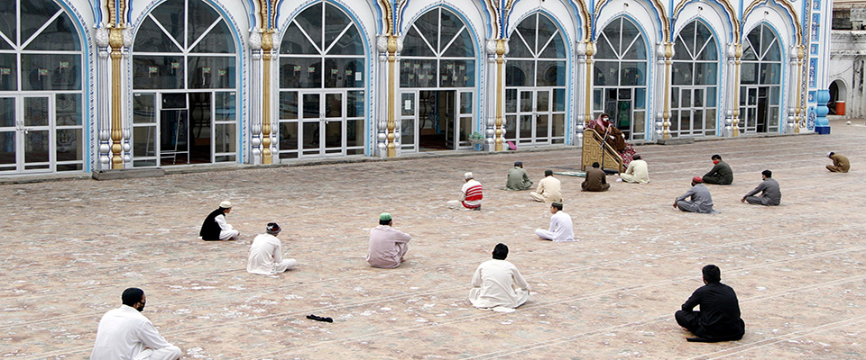 epa08341166 People maintain safe distance as a limited number of people were allowed to offer Friday prayers at a closed Mosque as authorities suspended religious gathering during weekl?y prayers, amid lockdown of the Punjab province amid the ongoing coronavirus COVID-19 pandemic in Rawalpindi, Pakistan, 03 April 2020. Countries aroun?d the world are taking increased measures to stem the widespread of the SARS-CoV-2 coronavirus which causes the COVID-19 disease.  EPA/SOHAIL SHAHZAD