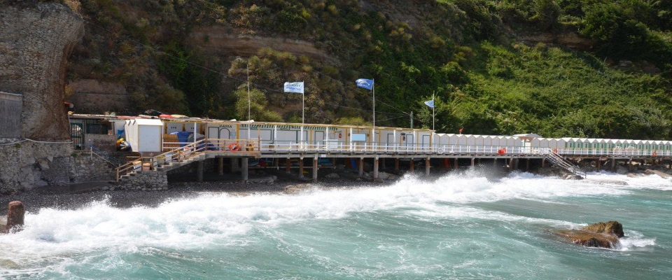 MALTEMPO: MAREGGIATA A CAPRI, OFF LIMITS ALCUNI LIDI CAPRI (NAPOLI) Anomala mareggiata in piena estate sull’isola di Capri (Napoli). Mare mosso e vento forte dai quadranti nord-occidentali hanno costretto gli stabilimenti balneari a rimanere chiusi. Inoltro alcune foto scattate al Faro di Punta Carena e ai Bagni di Tiberio.

Saluti, Giuseppe Catuogno

—

CRO:MALTEMPO
2011-07-20 14:38
MALTEMPO: MAREGGIATA A CAPRI, OFF LIMITS ALCUNI LIDI CAPRI (NAPOLI)
(ANSA) – CAPRI (NAPOLI), 20 LUG – Mare mosso e vento forte dai quadranti nord-occidentali nel golfo di Napoli: l’isola di Capri si ritrova alle prese in piena estate con un’anomala mareggiata che da questa mattina sta creando qualche difficoltà alla navigazione ed ha costretto alcuni stabilimenti balneari lungo le coste più esposte ai venti da nord-ovest ad issare la bandiera rossa e chiudere i battenti. La mareggiata sta investendo in particolare la zona di Marina Grande e di Palazzo a Mare con onde alte ai Bagni di Tiberio. Raffiche di vento e mare molto mosso anche sul versante della Grotta Azzurra e al Faro di Punta Carena. L’anomala mareggiata sta creando qualche problema perfino ai collegamenti marittimi. Interrotte le corse veloci dalla costiera amalfitana verso Capri e le partenze tra Capri ed Ischia. Nessuna interruzione nella prima parte della mattinata sulle linee Napoli-Capri con gli aliscafi Snav e Navigazione libera ad eccezione delle corse della linea del consorzio Neapolis che sono state sospese per il mare mosso. La capitaneria di porto ha prestato soccorso e assistenza nelle acque di Marina Grande ad una barca a vela in difficoltà. L’imbarcazione stava andando alla deriva dopo aver avuto un problema tecnico (una cima si era incastrata nell’elica) quando é stata raggiunta dalla guardia costiera e dal personale del Porto Turistico a bordo di un gommone. Le due persone che si trovavano a bordo, una coppia di francesi, sono state tratte in salvo e la barca è stata messa in sicurezza all’interno del porto turistico. (ANSA)