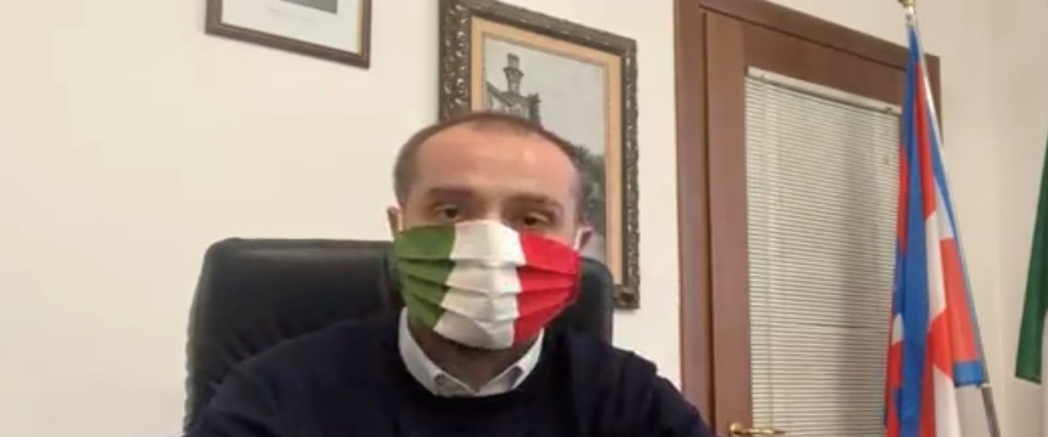 Novara, mascherine tricolori ai sindaci della provincia: in prima linea contro un virus subdolo