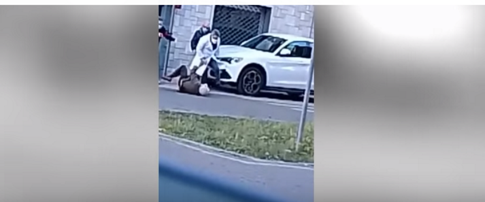 Medico prende un anziano paziente di 86 anni a calci e pugni (video). Arrestato