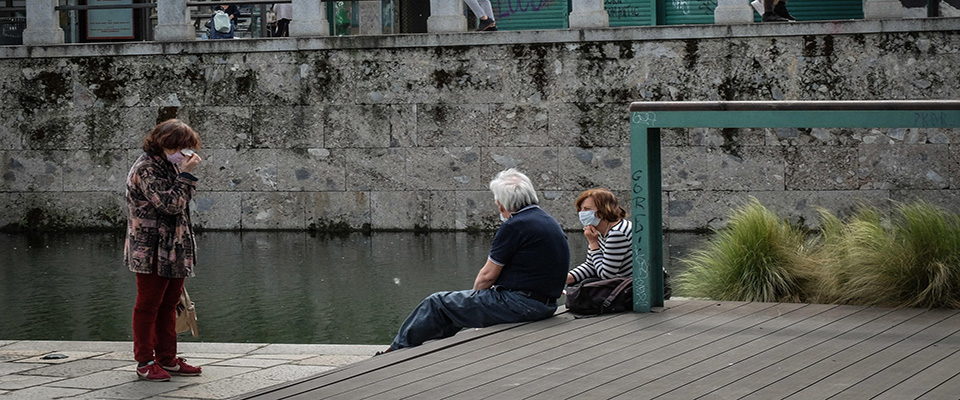 Gente anziani a passeggio sulle rive della Darsena – Gente in giro la domenica mattina in darsena e navigli durante il lockdown per l