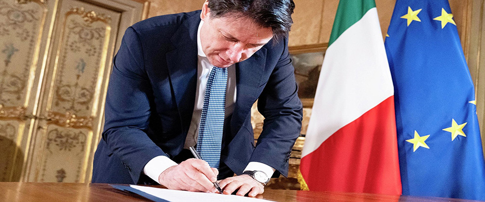 Ilpremier Giuseppe Conte si prepapra per un incontro con il ministro dell’Economia Roberto Gualtieri e i capi delegazione di maggioranza, Roma , 24 aprile 2020. L’incontro precede il Consiglio dei ministri convocato per l’approvazione del documento di economia e finanza e della relazione al Parlamento sullo scostamento di bilancio. ANSA/US
+++ ATTENZIONE LA FOTO NON PUO’ ESSERE PUBBLICATA O RIPRODOTTA SENZA L’AUTORIZZAZIONE DELLA FONTE DI ORIGINE CUI SI RINVIA +++ ++ HO – NO SALES, EDITORIAL USE ONLY ++