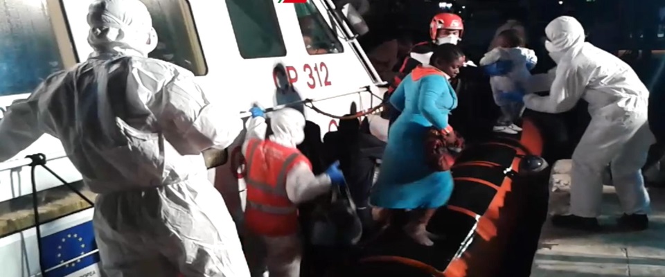 Assalto dei migranti e delle Ong in Sicilia. Musumeci: dateci una nave per la quarantena