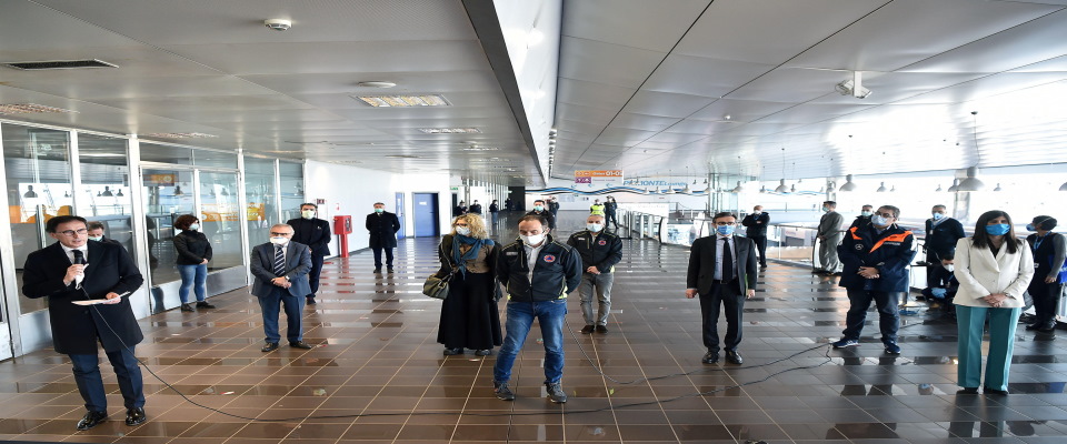 Francesco Boccia ministro affari regionali, Alberto Cirio presidente regione piemonte e Chiara Appendino sindada di Torino durante l’arrivo dei 21 medici che lavoreranno negli ospedali dell regione Piemonte presso l’aeroporto di Caselle, Torino, 2 aprile 2020 ANSA/ ALESSANDRO DI MARCO