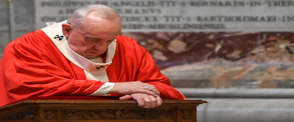 Pope Francis prays as he celebrates Palm Sunday mass behind closed doors at the Chair of Saint Peter in St. Peter’s Basilica mass on April 5, 2020 in The Vatican, during the lockdown aimed at curbing the spread of the COVID-19 infection, caused by the novel coronavirus. (Photo by Alberto PIZZOLI / POOL / AFP)