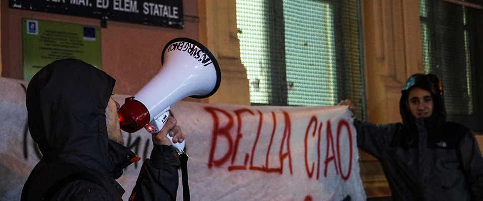 Attivisti all’ esterno della scuola elementare cantano Bella Ciao, in seguito alla protesta di un esponente della Lega  dopo aver sorpreso la figlia a cantare, nella recita di fine anno, l’inno dei partigiani, Napoli 13 Dicembre 2018. ANSA/CESARE ABBATE