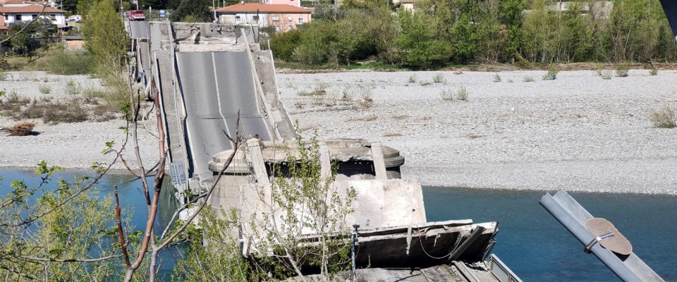 Crolla il ponte sul fiume Magra ad Albiano. Due feriti, in codice giallo. A novembre la revisione dell’Anas (video)