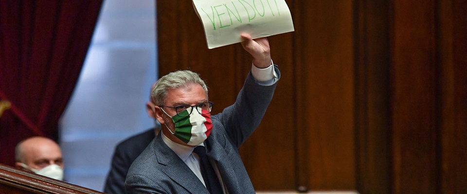 Federico Mollicone (Fdi) protesta in Aula foto Ansa