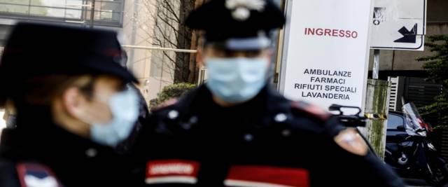 Carabinieri fermano marocchino nel parcheggio di un ospedale foto Ansa