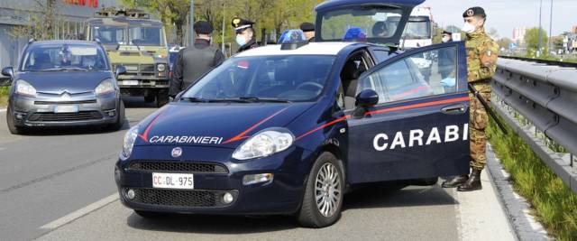 straniero fugge all'alt dei carabinieri foto Ansa