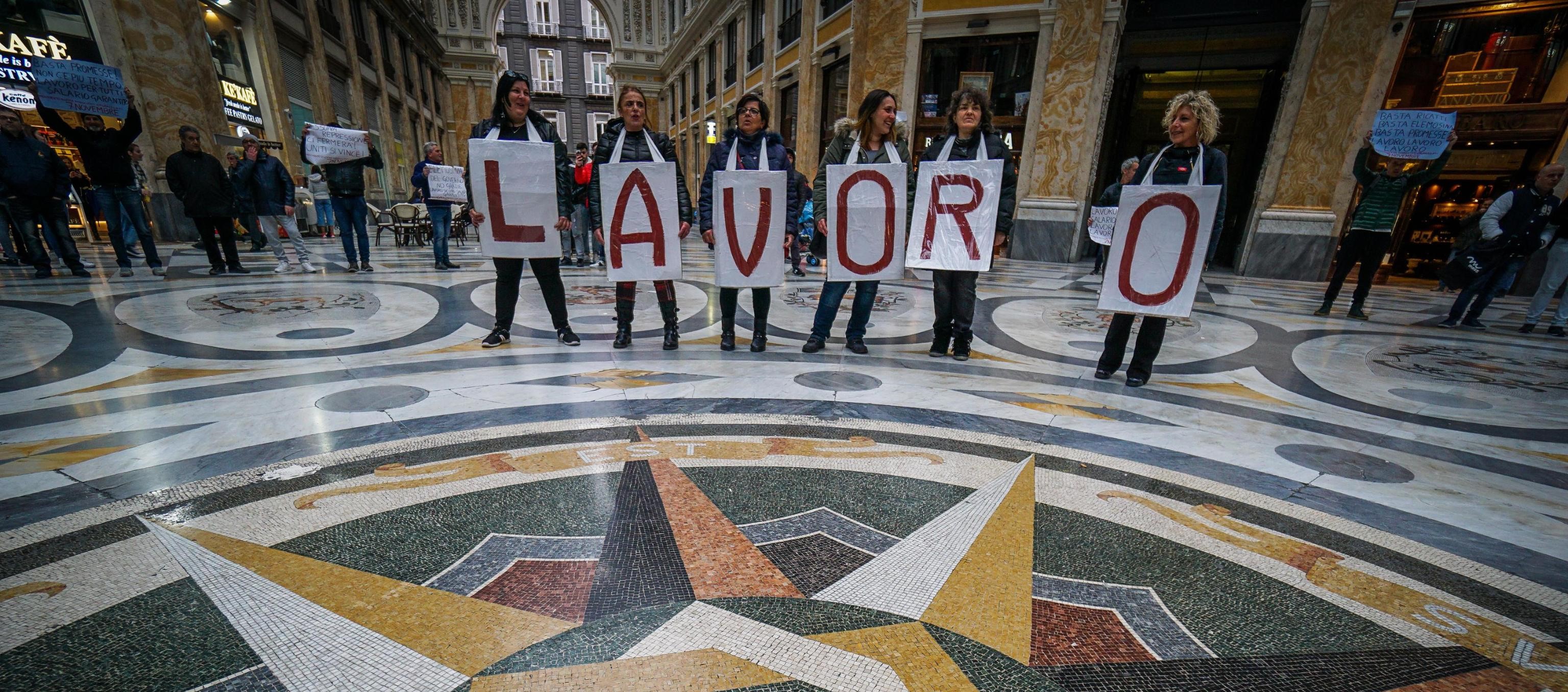 Un momento del flash mob dei precari e disoccupati organizzato nella Galleria Umberto di Napoli, 26 marzo 2019. ANSA/CESARE ABBATE