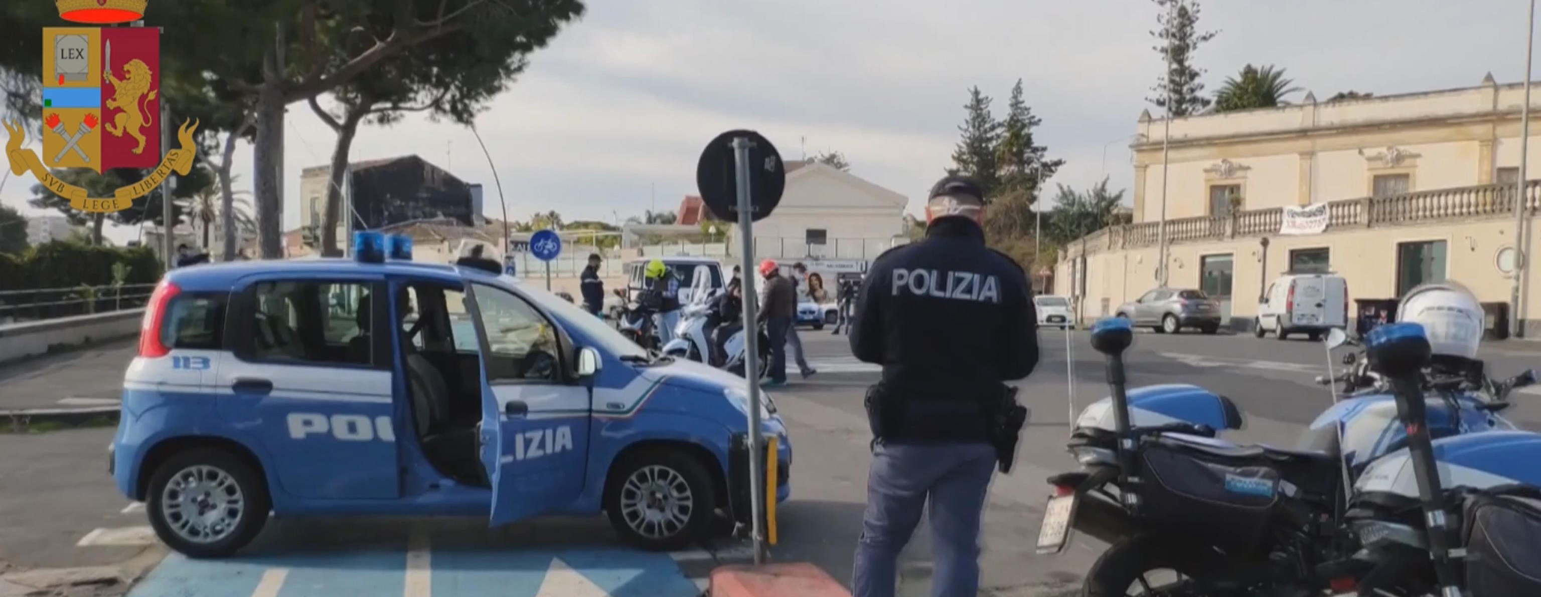 Un fermo immagine tratto da un video della polizia mostra controlli a Catania in vista di Pasqua, 11 aprile 2020.
ANSA/ POLIZIA DI STATO
+++ ANSA PROVIDES ACCESS TO THIS HANDOUT PHOTO TO BE USED SOLELY TO ILLUSTRATE NEWS REPORTING OR COMMENTARY ON THE FACTS OR EVENTS DEPICTED IN THIS IMAGE; NO ARCHIVING; NO LICENSING +++