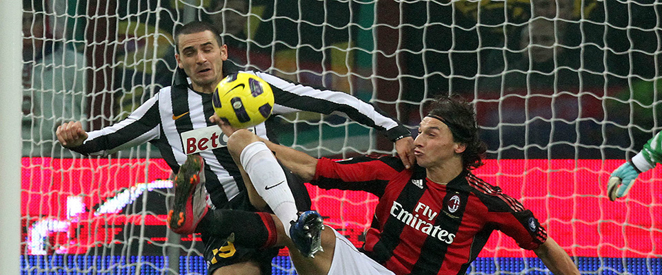 L’attaccante del Milan Zlatan Ibrahimovic (D) lotta con il difensore della Juventus Leonardo Bonucci questa sera, 30 ottobre 2010, allo stadio Giuseppe Meazza di Milano per la 9° giornata del campionato di serie  A
MATTEO BAZZI