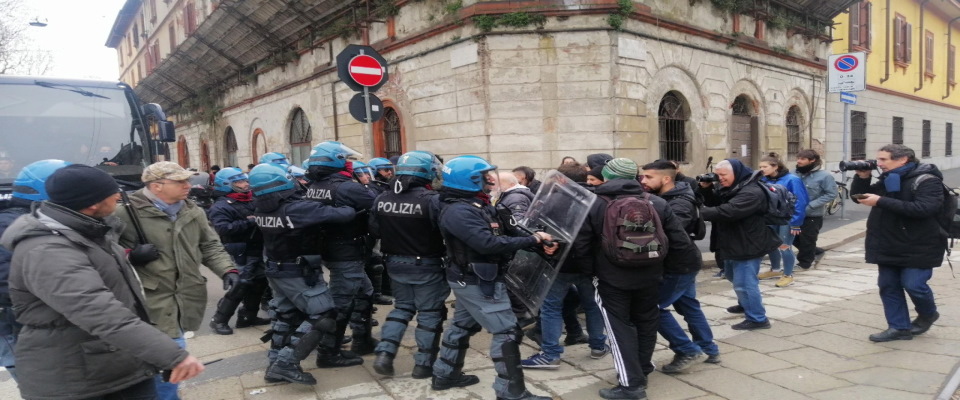 Foto di tensione polizia anarchici davanti San Vittore di Salvatore Garzillo YN0