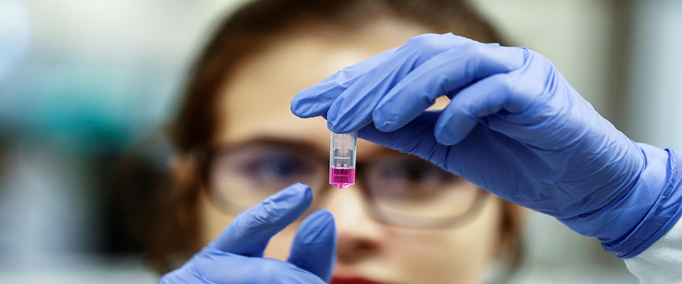 epa08303750 Brazilian scientist in the Immunology laboratory of the Heart Institute (Incor) of the Faculty of Medicine of the University of Sao Paulo, in Sao Paulo, Brazil, 17 March 2020 (issued 18 March 2020). Brazilian scientists develop a coronavirus vaccine with a different method than those used so far by the pharmaceutical industry and groups of researchers from other countries, who expect it to be tested on animals in the coming months. It is the current great challenge of the international scientific community and Brazil, as a power in Latin America, has joined this agonizing race to discover an effective immune response against the virus that has paralyzed half the world, although it has done so with a different approach. Meanwhile, Brazilians remain skeptical about the extent of this global pandemic in the country, where there are about 300 confirmed cases and at least one death from COVID-19.  EPA/Sebastiao Moreira