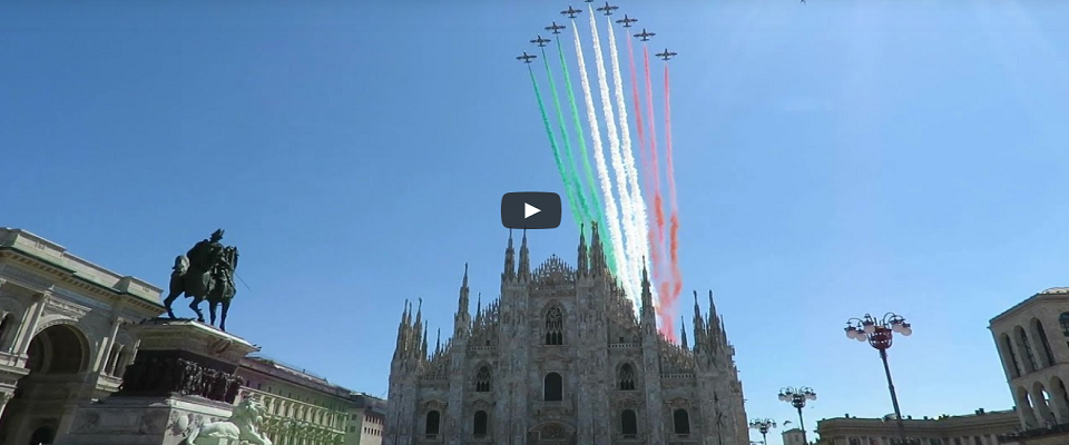 Frecce Tricolori in volo su Milano, frame da video Youtube