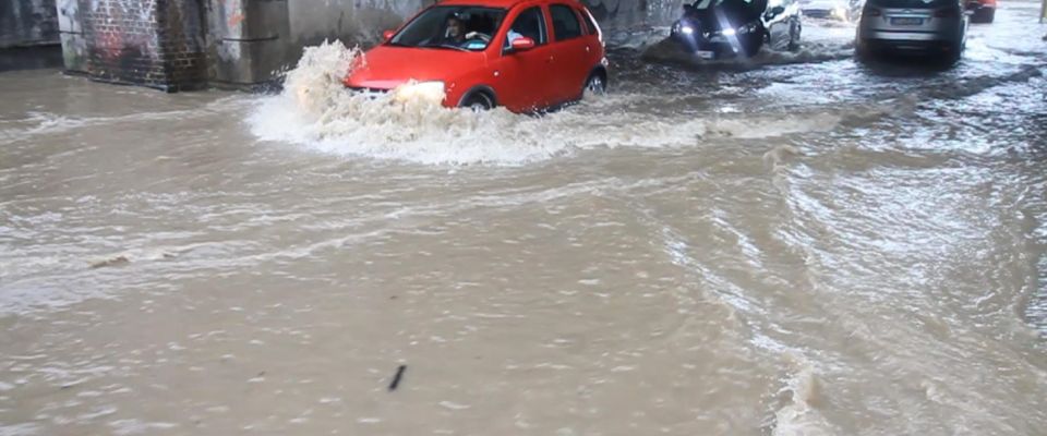 Altra batosta per Milano, esonda il fiume Seveso: strade allagate e fango