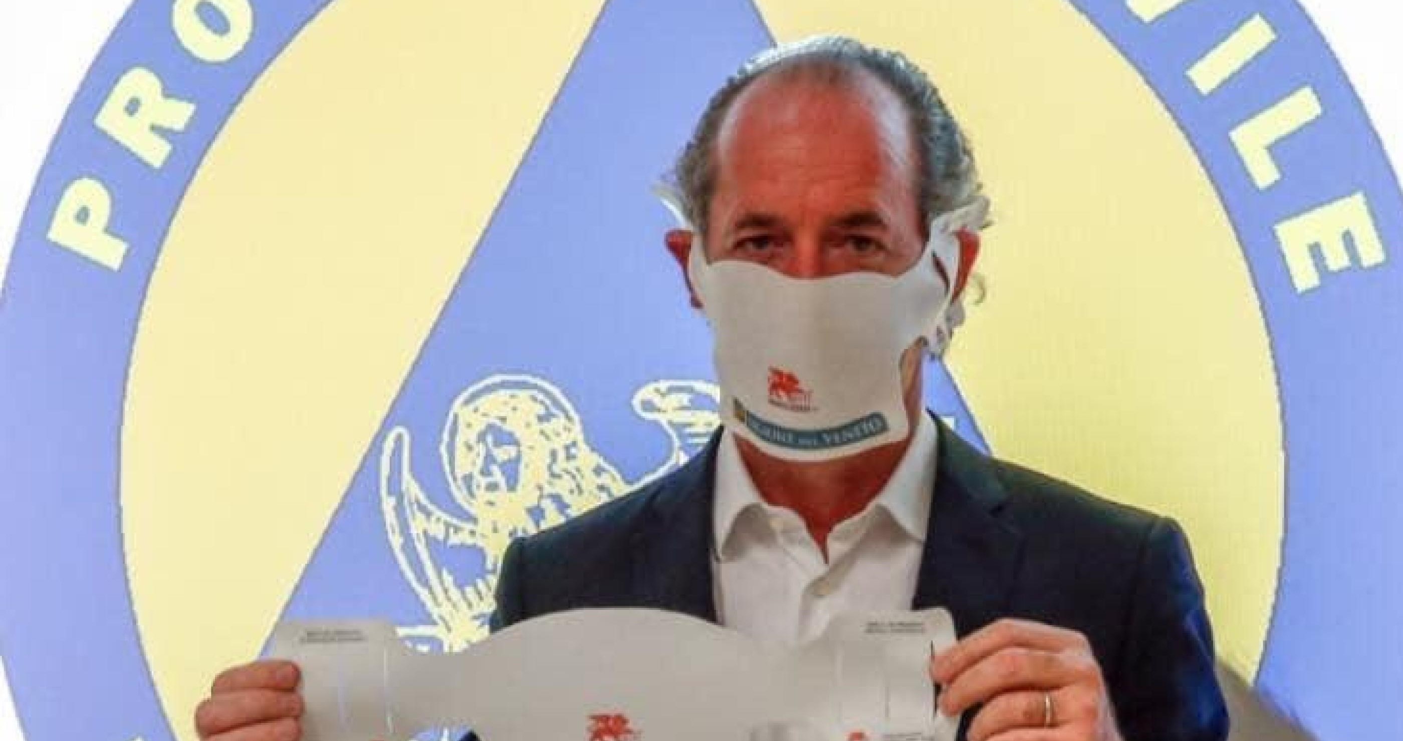 Il presidente della Regione, Luca Zaia, mostra  e indossa una mascherina di protezione individuale alla conferenza stampa a Venezia, 18 marzo 2020. ANSA/Regione Veneto EDITORIAL USE ONLY NO SALES