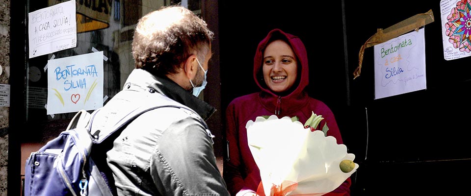 La sorella di Silvia Romano riceve dei fiori per la sorella il giorno dopo il rientro in Italia in via Casoretto a Milano, 12 maggio 2020.ANSA/Mourad Balti Touati