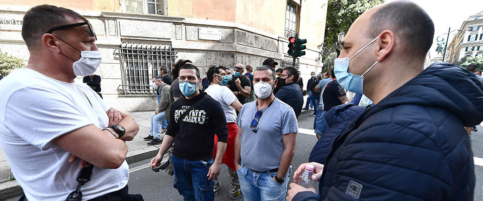 Un momento del primo presidio e corteo durante l’emergenza Coronavirus degli operai della ArcelorMittal, dopo l’arrivo delle lettere di cassa integrazione da parte dell’azienda. Genova, 18 Maggio 2020. ANSA/LUCA ZENNARO