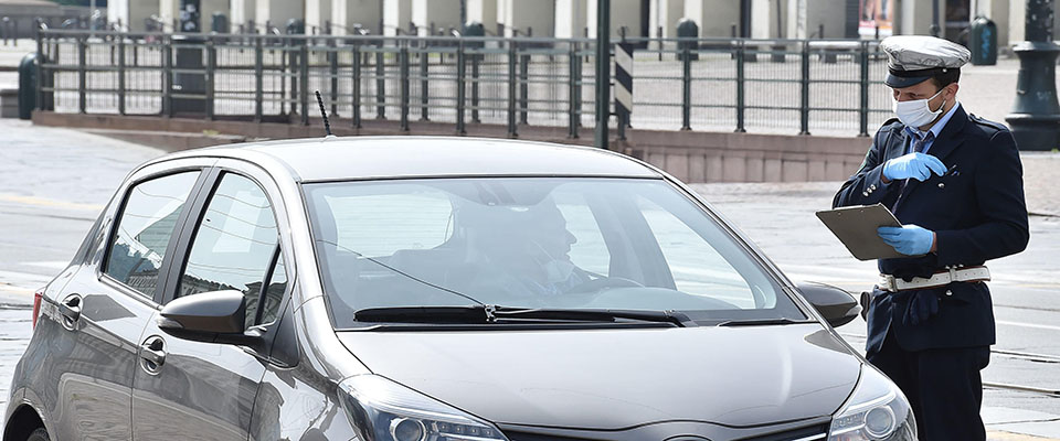 Controlli della polizia municipale in piazza vittorio  Torino, 1 Maggio 2020 ANSA/ ALESSANDRO DI MARCO