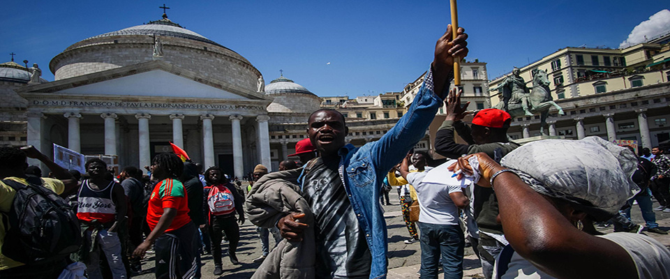 Migliaia di immigrati a Napoli per la manifestazione “Reddito e diritti per tutte e tutti – Nessuno escluso”, Napoli 18 Maggio 2018. ANSA/CESARE ABBATE