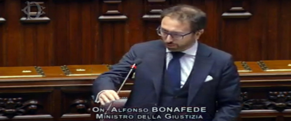 L’imbarazzo di Bonafede in Aula: “Nessuna interferenza nella scelta del capo del Dap”