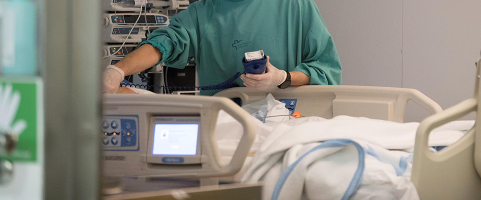 epa08423880 A nurse attends to a patient at the pediatric intensive care unit (ICU) of the Vall d’Hebron Hospital in Barcelona, northeastern Spain, 15 May 2020. The unit saw on 15 May the first-ever transplant performed in Spain on a COVID-19 survivor. The underage patient, who suffered from a congenital heart defect known as mitral stenosis, had recently recovered from an infection of the SARS-CoV-2 coronavirus that causes the pandemic COVID-19 disease when she received the heart transplant. Before the complex surgery, she was tested twice within 48 hours using polymerase chain reaction (PCR) to detect antigen presence; both tests turned out negative for the disease, ensuring she had completely recovered from her viral pneumonia, according to the unit’s head, Dr. Joan Balcells.  EPA/MARTA PEREZ