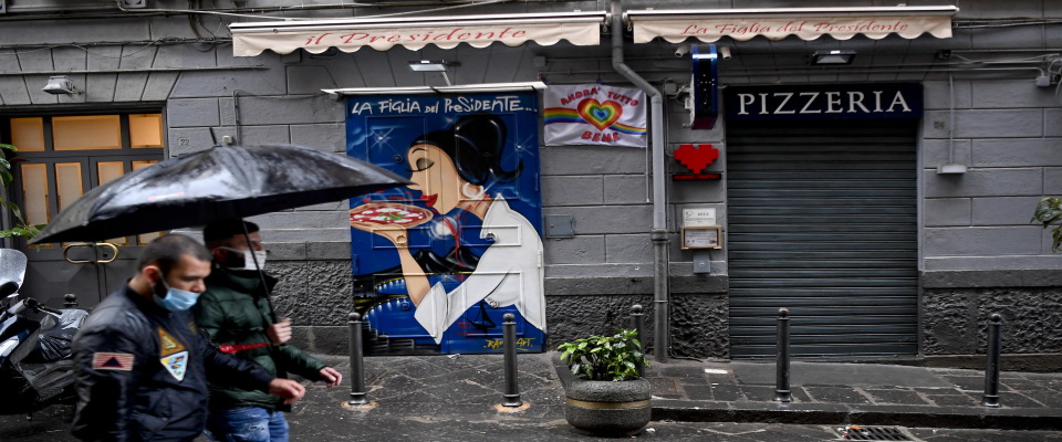 Il murales del writer Raffo sulla saracinesca abbassata della  pizzeria La figlia del Capitano nel centro storico di Napoli chiusa a causa del lockdown deciso dal Governo per arginare il contagio da Covid-19 . Come disposto dal governatore della Campania, Vincenzo De Luca, da lunedi 27 le pizzerie potranno riaprire ma solo per conegne a domicilio , 22 aprile 2020
ANSA / CIRO FUSCO