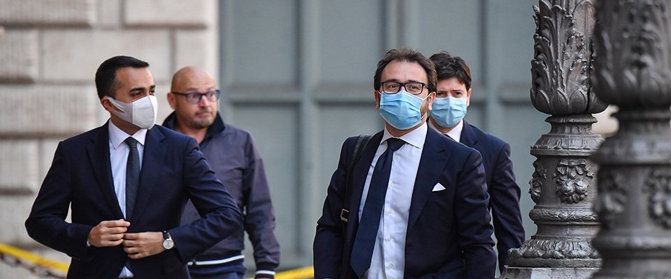 I ministri Luigi Di Maio, Alfonso Bonafede e Roberto Speranza, arrivano a palazzo Madama per la seduta del Senato in cui si voterà la sfiducia individuale al ministro della Giustizia Alfonso Bonafede, Roma 20 maggio 2020.
ANSA/ALESSANDRO DI MEO