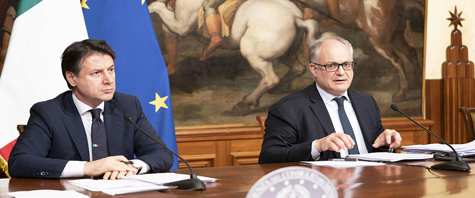 Italian Prime Minister Giuseppe Conte (L) with Italian Economy Minister, Roberto Gualtieri, attend a press conference at the end of a Cabinet at Chigi Palace in Rome, Italy, 06 April 2020.
ANSA/CHIGI PALACE PRESS OFFICE/FILIPPO ATTILI
+++ ANSA PROVIDES ACCESS TO THIS HANDOUT PHOTO TO BE USED SOLELY TO ILLUSTRATE NEWS REPORTING OR COMMENTARY ON THE FACTS OR EVENTS DEPICTED IN THIS IMAGE; NO ARCHIVING; NO LICENSING +++