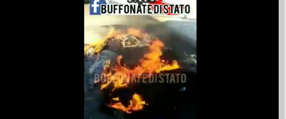 L’urlo di un negoziante, costretto a bruciare la sua merce: “Maledetti, ma non mi suiciderò…” (video)