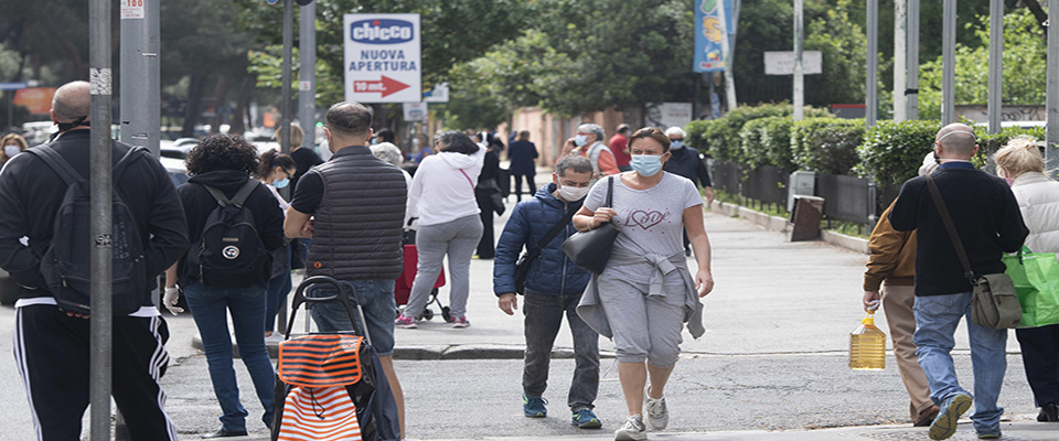 Persone in strada a due giorni dalla fine del lockdown dovuto allÕemergenza Coronavirus. Roma, 2 maggio 2020. ANSA/CLAUDIO PERI