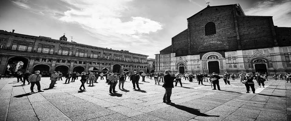 Bologna si ribella, a piazza Maggiore prima manifestazione libera contro i diktat del governo