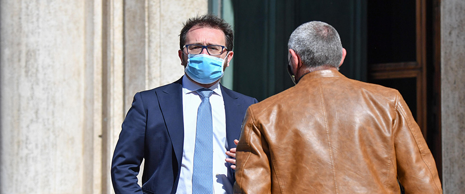 Arrivo del ministro Alfonso Bonafede a palazzo Montecitorio per l’informativa del premier Giuseppe Conte sul Coronavirus, Roma 30 aprile 2020.
ANSA/ALESSANDRO DI MEO