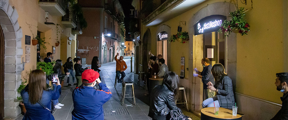 Coronavirus, dopo la mezzanotte è ripresa la movida nel centro storico di Potenza. Alcuni clienti si sono ritrovati davanti ad un locale ed hanno brindato alla riapertura delle attività. Potenza, 18 maggio 2020. ANSA/TONY VECE.