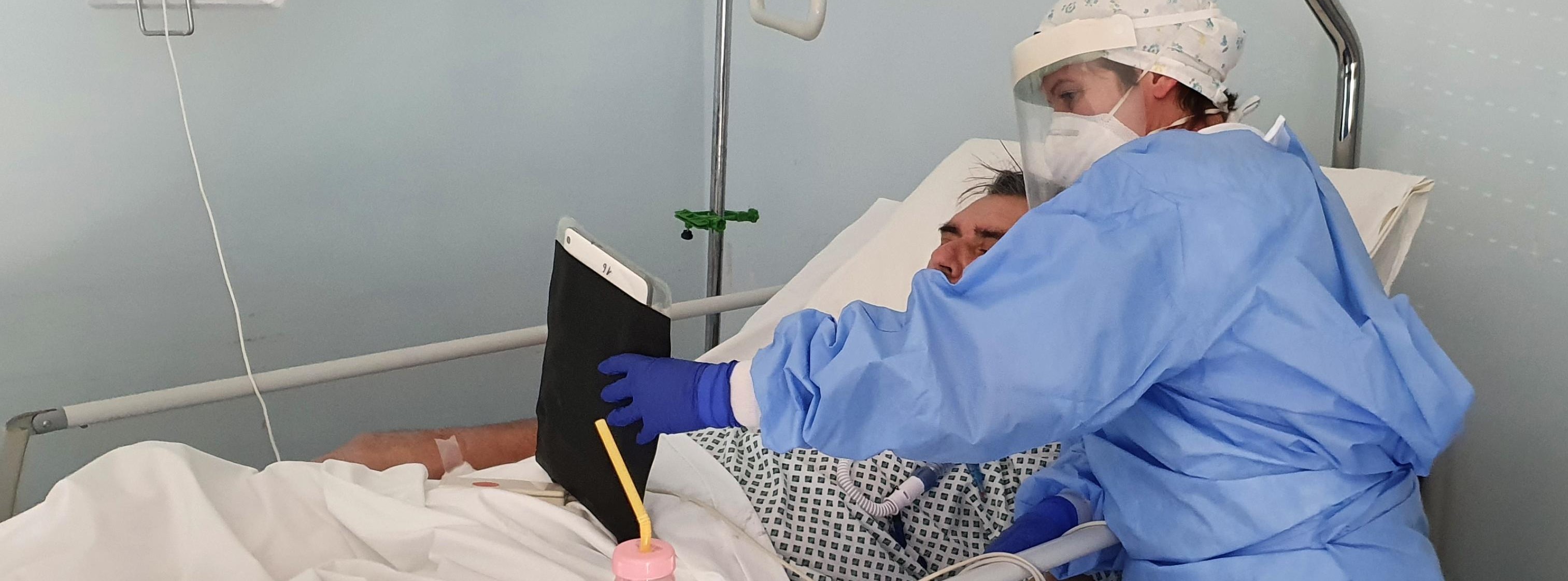 Tablets for doctors and patients at Cremona’s Hospital to talk with their relatives, 10 April 2020. ANSA/BRUNATI