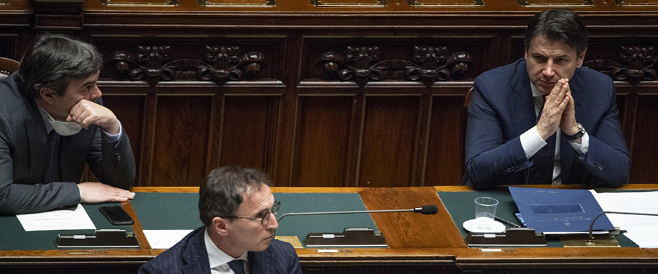 Italian Prime Minister Giuseppe Conte, speaks with ministers Francesco Boccia (C) and Vincenzo Amendola (L), after his communications on the recent government initiatives to cope with the COVID-19 emergency in the Montecitorio hall in Rome, Italy, 21 April 2020.    MAURIZIO BRAMBATTI/ANSA