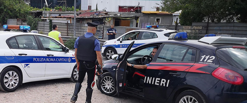 ROMA  ATTIVITA DI CONTROLLO STRAORDINARIO DI POLIZIA LOCALE DI ROMA CAPITALE E CARABINIERI NEI PRESSI DEGLI INSEDIAMENTI NOMADI DELLA CAPITALE.
3 ARRESTI, UNA DENUNCIA E 36 CONTRAVVENZIONI

ROMA  I Carabinieri del Gruppo di Roma e gli agenti della Polizia Locale di Roma Capitale hanno avviato una stretta collaborazione, già consolidata nel contrasto dellabusivismo commerciale e delloccupazione abusiva di suolo pubblico da parte di attività di ristorazione, soprattutto a tutela dellimmagine e del decoro di Roma, anche sul fronte dei controlli nei pressi dei campi nomadi, alla ricerca di droga, armi e refurtiva con attente verifiche in relazione al rispetto della normativa in materia ambientale e controlli delle persone sottoposte a misure restrittive.
Nellambito di tali attività, in totale, sono state arrestate 3 persone, 2 in esecuzione di un ordine di carcerazione e 1 in flagranza di reato; 1 persona è stata denunciata in stato di libertà; 776 persone sono state identificate; 345 veicoli sono stati controllati; redatti 36 verbali di contestazione per violazioni al Codice della Strada.
Nel dettaglio, presso il campo nomadi di via Candoni sono stati controllati 68 veicoli e 152 persone, elevando 7 contravvenzioni al Codice della Strada e arrestando in flagranza di reato una cittadina romena di 24 anni, per evasione perché sorpresa in strada, fuori dal suo modulo abitativo dove doveva invece trovarsi ristretta ai domiciliari; 
presso linsediamento dellAlbuccione sono stati controllati 45 veicoli e 91 persone, elevando 3 contravvenzioni al Codice della Strada e arrestato un 28enne romeno perché colpito da un ordine di carcerazione del Tribunale di Roma, per il reato di impiego di minori nellaccattonaggio; in via delle Sette Chiese sono stati controllati 15 veicoli e 26 persone, elevando 4 contravvenzioni al Codice della Strada e arrestato un 55enne bosniaco perché colpito da unordinanza di custodia cautelare, per furto aggravato ed indebito utilizzo di carte d