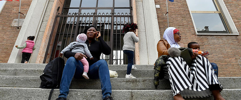 Due madri attendono l’uscita dei figli dalla Scuola Primaria S. F. Cabrini a Lodi, 16 ottobre 2018. ANSA/DANIEL DAL ZENNARO