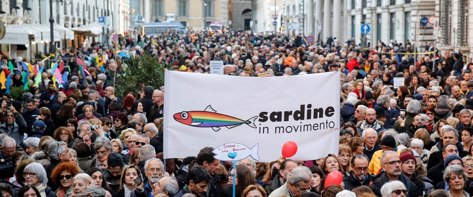 Sardine, nel suo libro Bonaccini rivela: altro che fuori dai partiti, con loro c’è stato sempre un contatto quotidiano